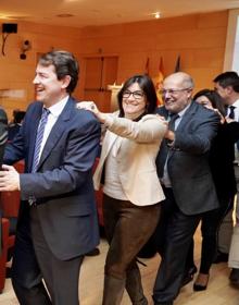 Imagen secundaria 2 - Las autoridades bailan la conga tras la entrega de los Premios Hemiciscos 2019 que otorgan los periodistas parlamentarios.