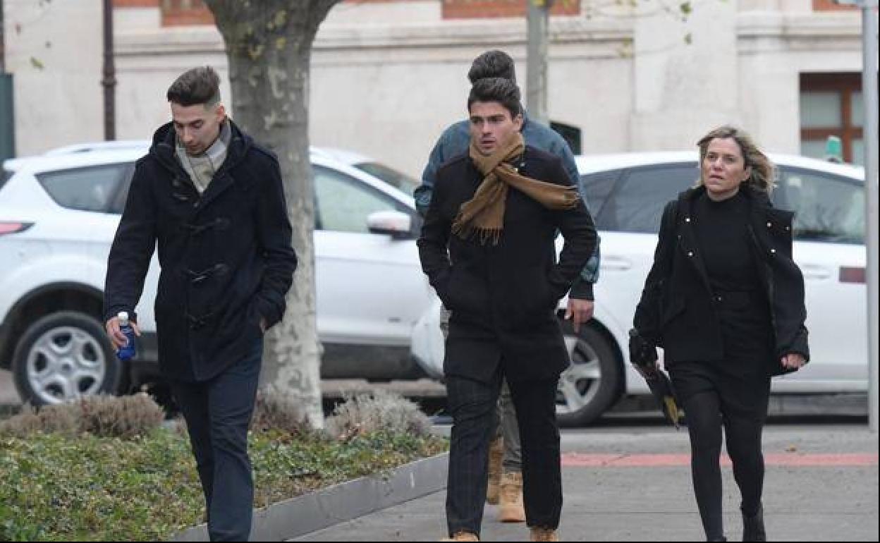 Imagen de los condenados a la entrada de los juzgados de Burgos.