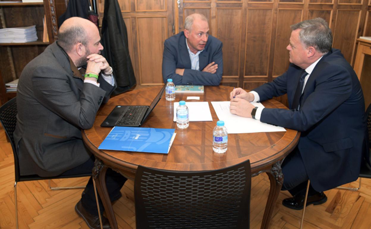 A la derecha Lorenzo Rodríguez y junto a él Iván Molla Mallafré, Director General de Transición Energética y Cambio Climático. 