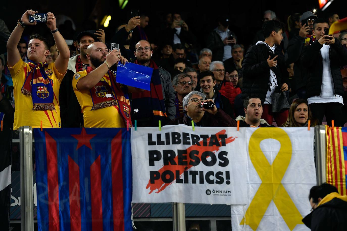 Batalla campal fuera del Camp Nou