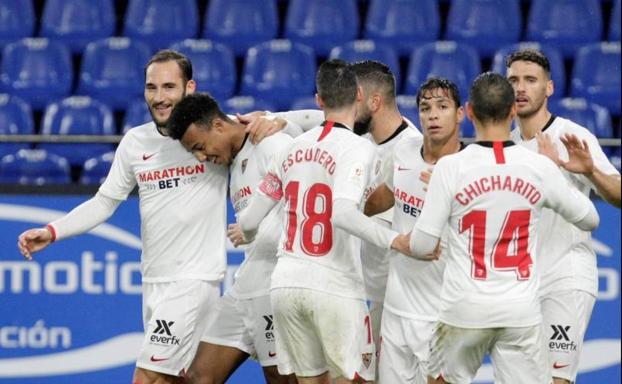 Los jugadores del Sevilla celebran el gol de Koundé al Bergantiños.