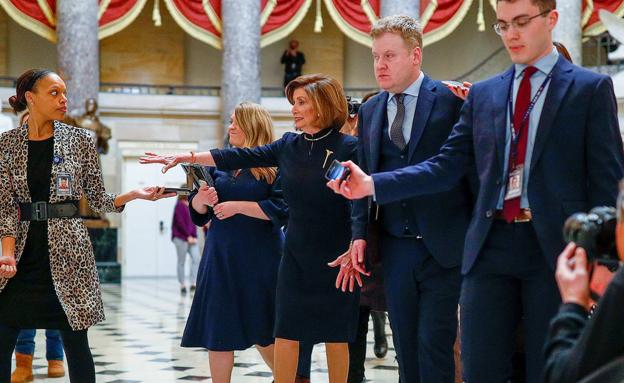 La portavoz de la Cámara de Representantes, la demócrata Nancy Pelosi, entraba este miércoles en el Salón de las Estatuas del Capitolio, seguida por la prensa.