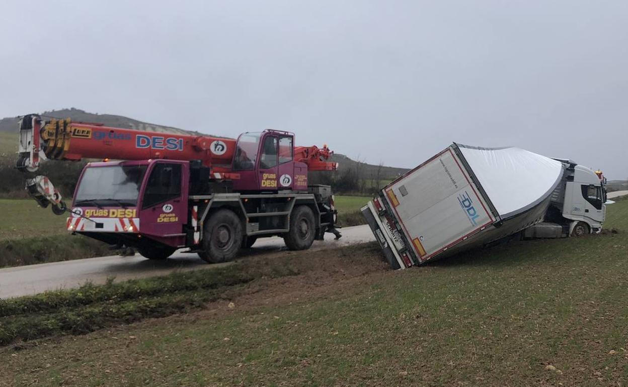 Una grúa retira el camión siniestrado en la BU-B-5104, en Carcedo de Bureba.