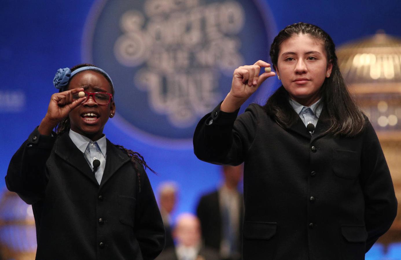 Dos de las niñas de San Ildefonso cantan uno de los quintos premios. 