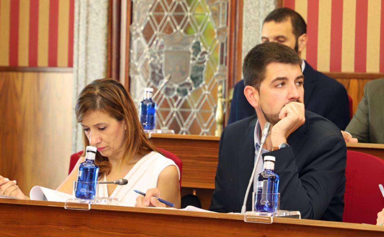 La portavoz del Ejecutivo local, Nuria Barrio, junto al concejal de Hacienda, David Jurado. 