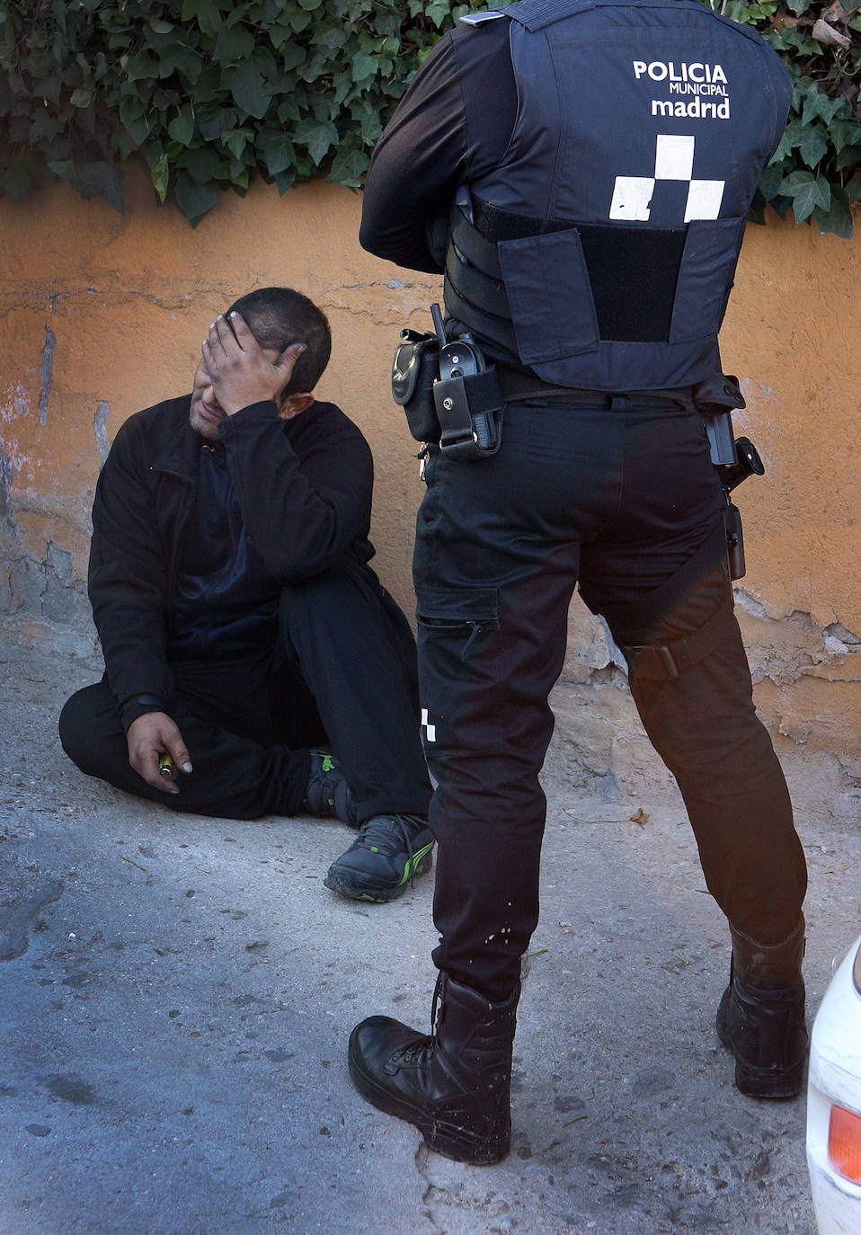 Un policía municipal de Madrid identifica a una persona. 