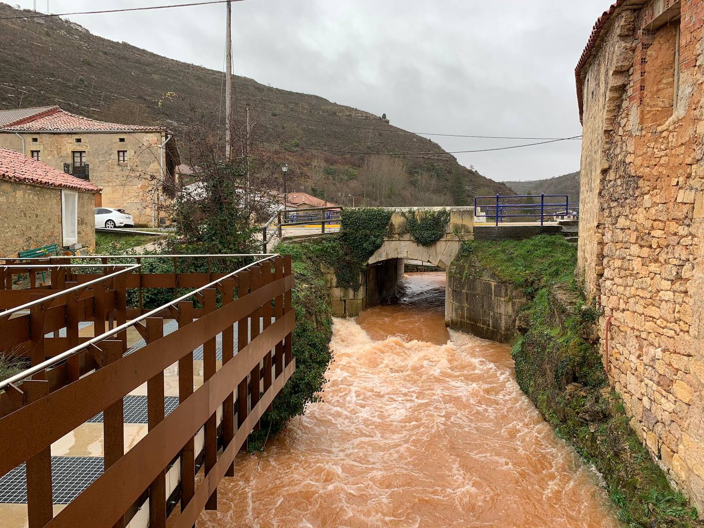 Las crecidas de los ríos han provocado varios cortes de carretera en la provincia.