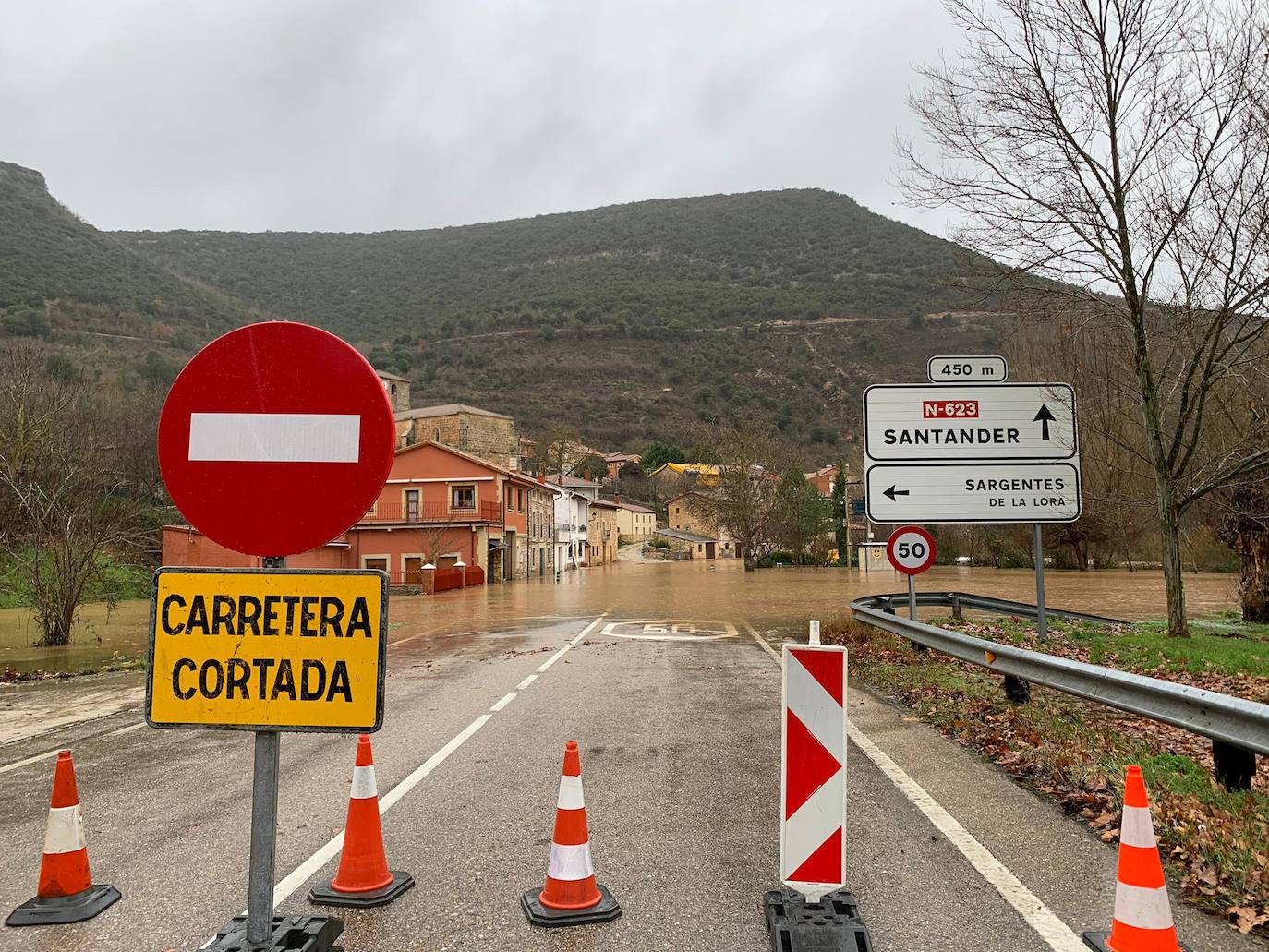 Las crecidas de los ríos han provocado varios cortes de carretera en la provincia.