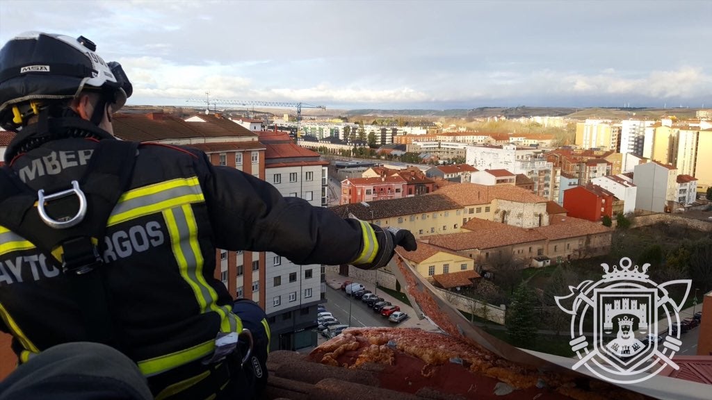 Una de las intervenciones más laboriosas se ha desarrollado en la torres de la factoría Bridgestone donde algunas chapas amenzaban con desprenderse. 