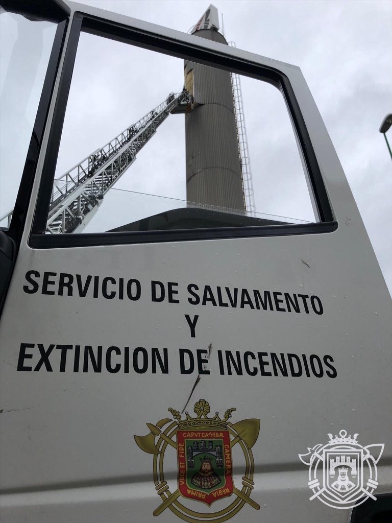 Una de las intervenciones más laboriosas se ha desarrollado en la torres de la factoría Bridgestone donde algunas chapas amenzaban con desprenderse. 