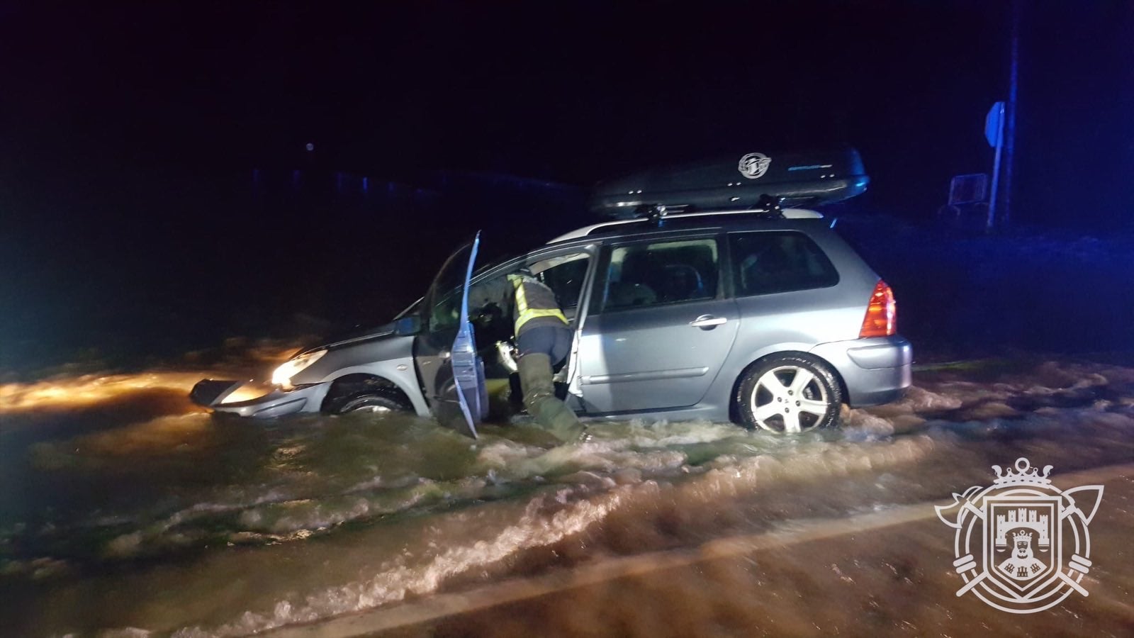 Rescate de una persona que había quedado atrapada en su coche por el agua en la CL-629.