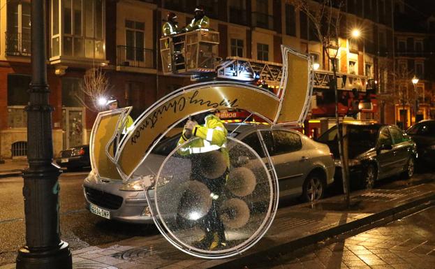 Los bomberos aseguran las luces de Navidad de Valladolid durante la madrugada