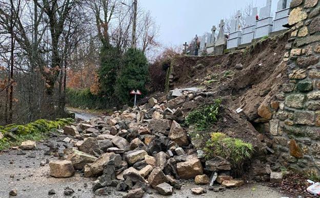 Cortada la travesía de la carretera en Cobreros de Sanabria por la caída del muro del cementerio. 