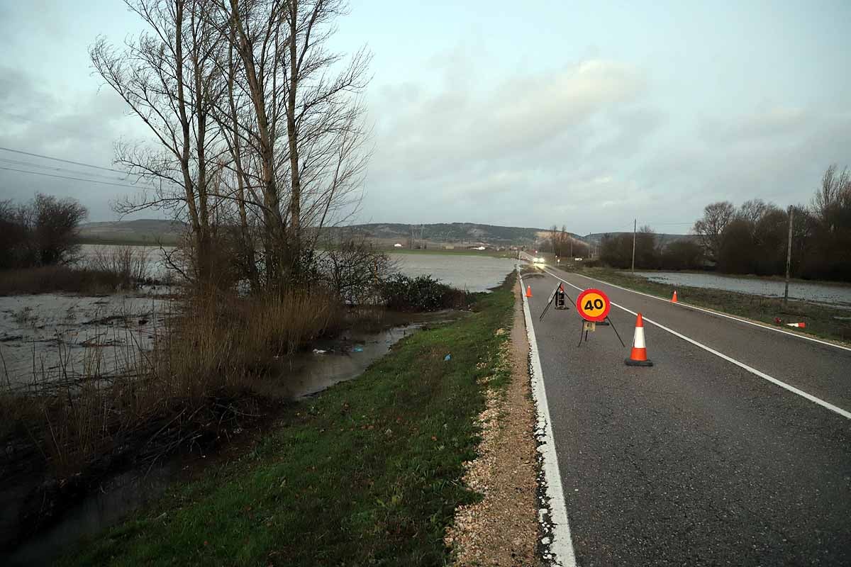 El río Ubierna ha anegado la carretera CL-629 a su llegada a Sotopalacios. El sábado un carril permanecía cortado.