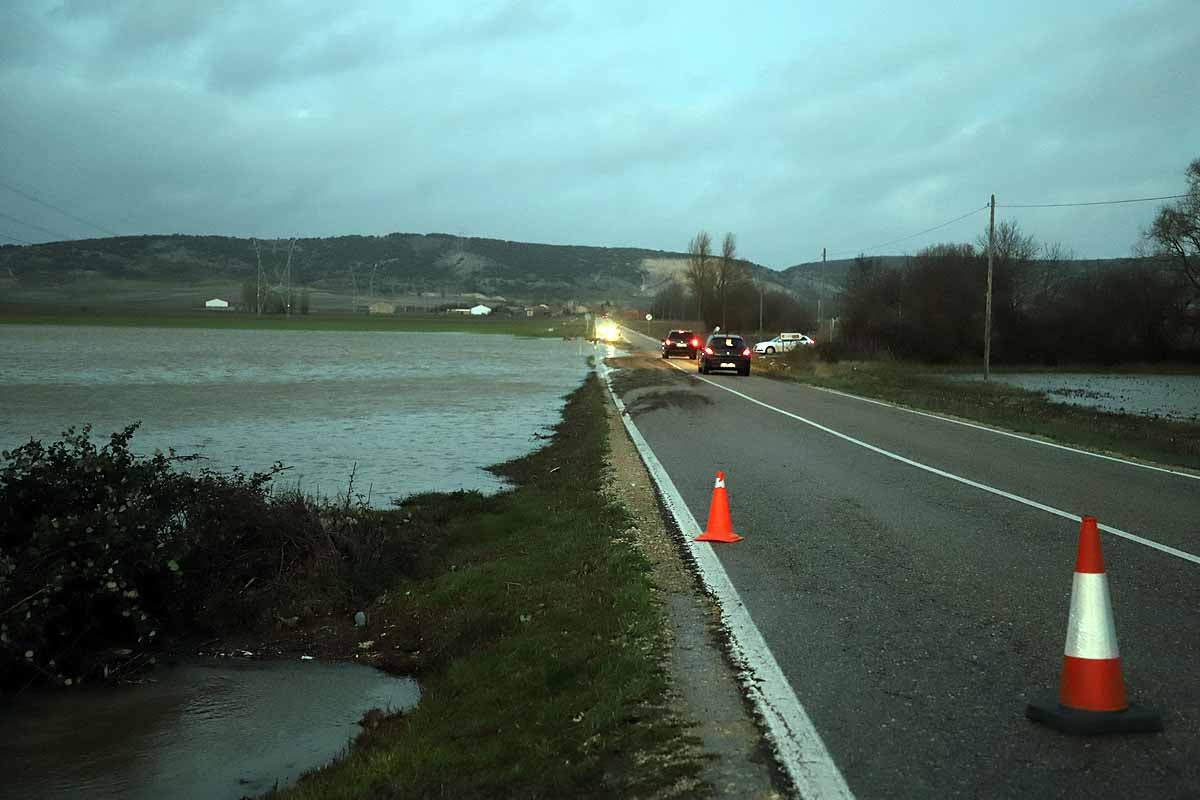 El río Ubierna ha anegado la carretera CL-629 a su llegada a Sotopalacios. El sábado un carril permanecía cortado.