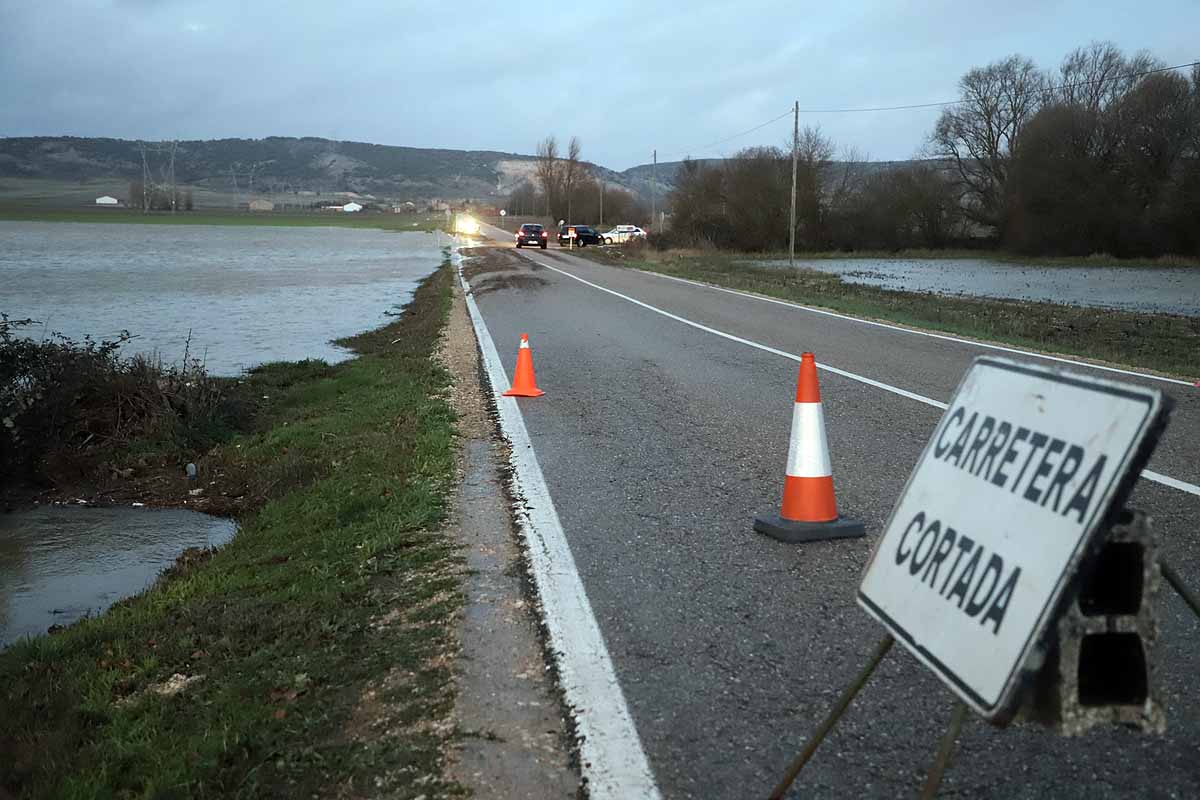 El río Ubierna ha anegado la carretera CL-629 a su llegada a Sotopalacios. El sábado un carril permanecía cortado.