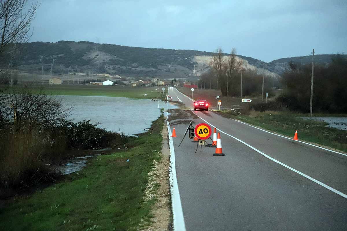 El río Ubierna ha anegado la carretera CL-629 a su llegada a Sotopalacios. El sábado un carril permanecía cortado.