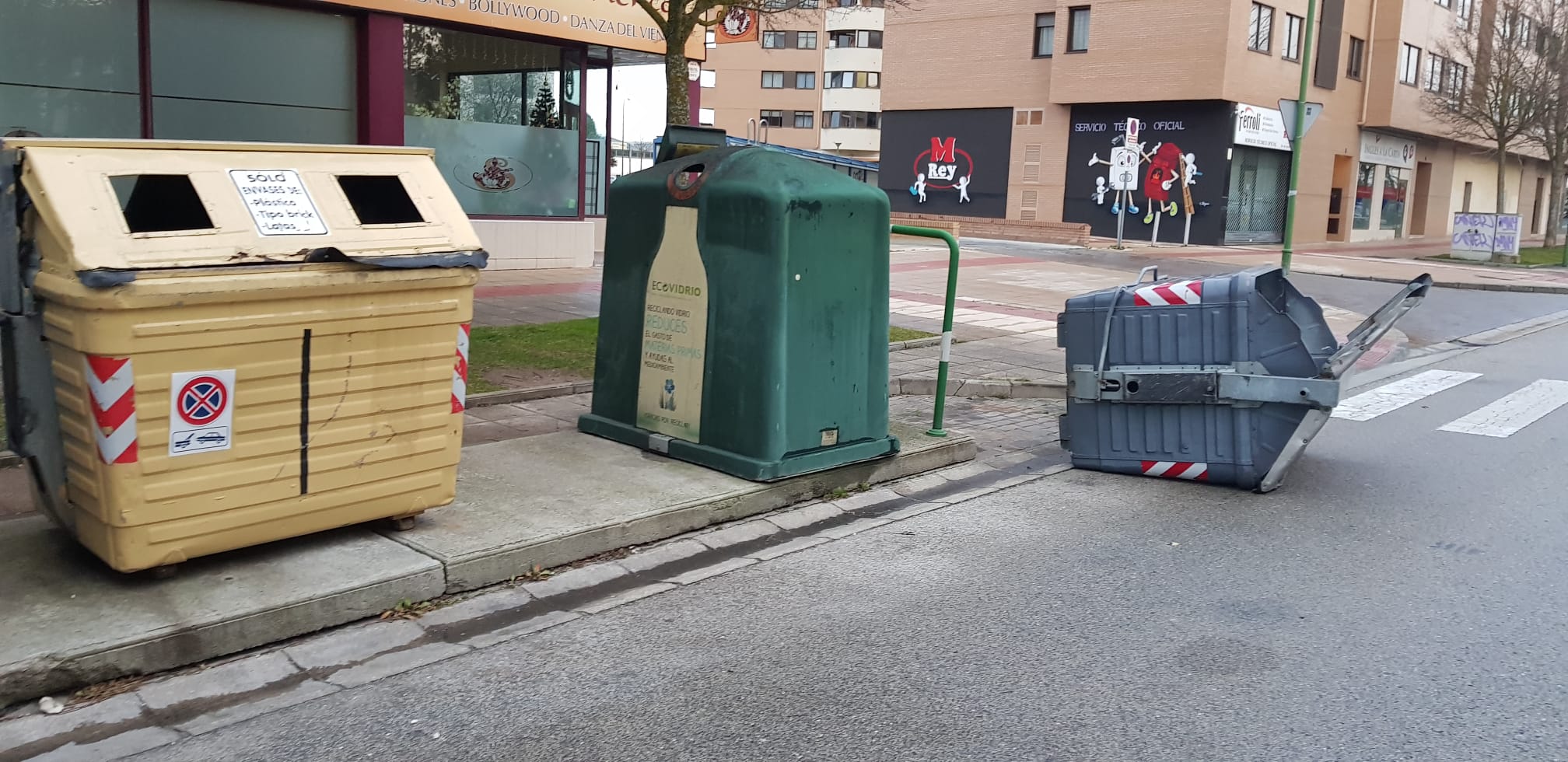 Los contenedores también han sido víctimas del viento. 