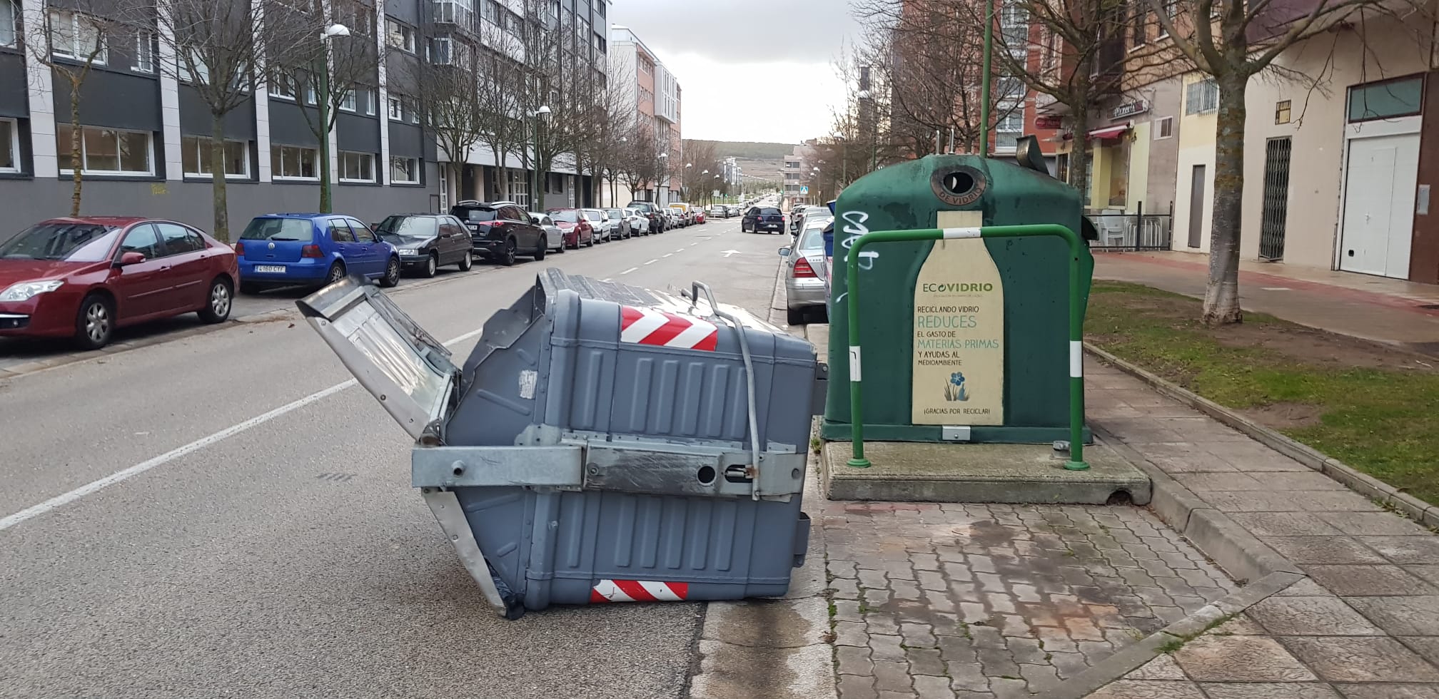 Los contenedores también han sido víctimas del viento. 