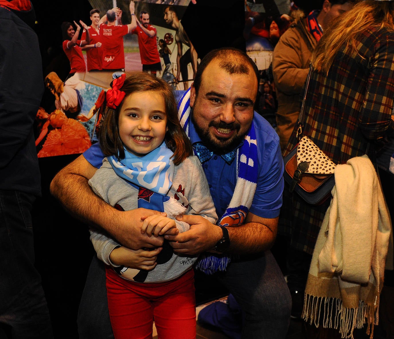 Cientos de burgaleses asaltan el Buesa Arena. 