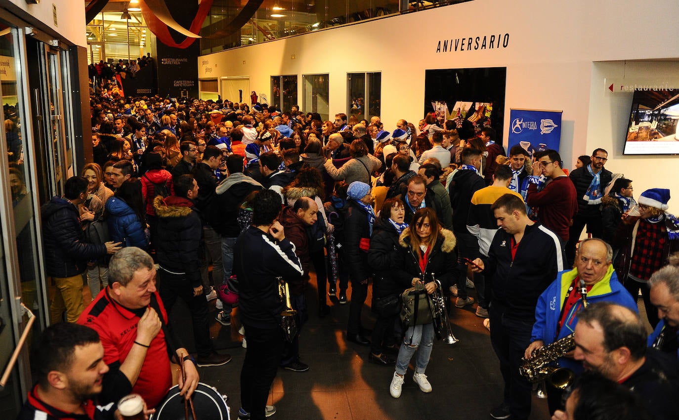 Cientos de burgaleses asaltan el Buesa Arena. 