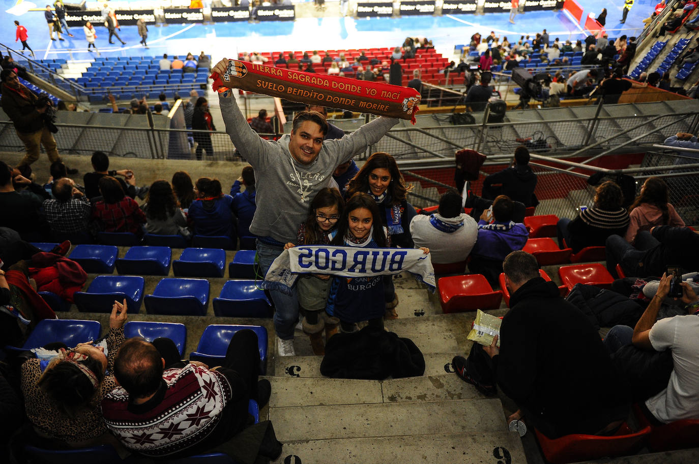 Cientos de burgaleses asaltan el Buesa Arena. 