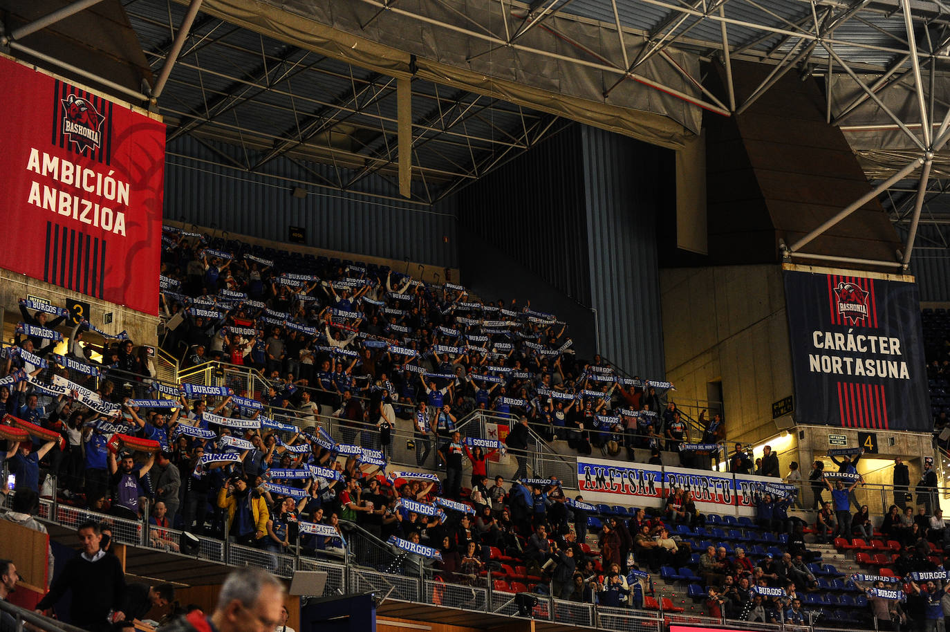 Cientos de burgaleses asaltan el Buesa Arena. 