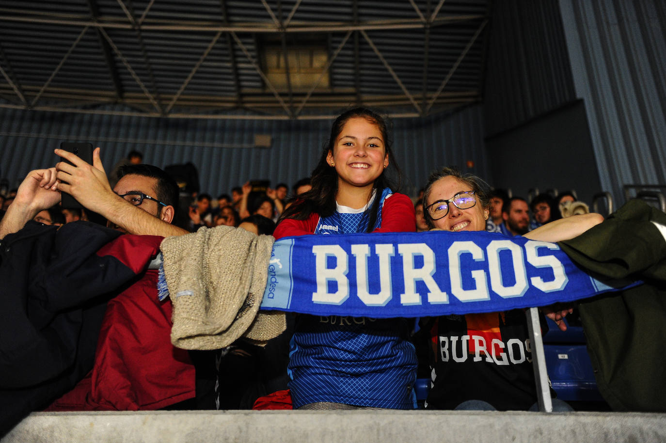 Cientos de burgaleses asaltan el Buesa Arena. 