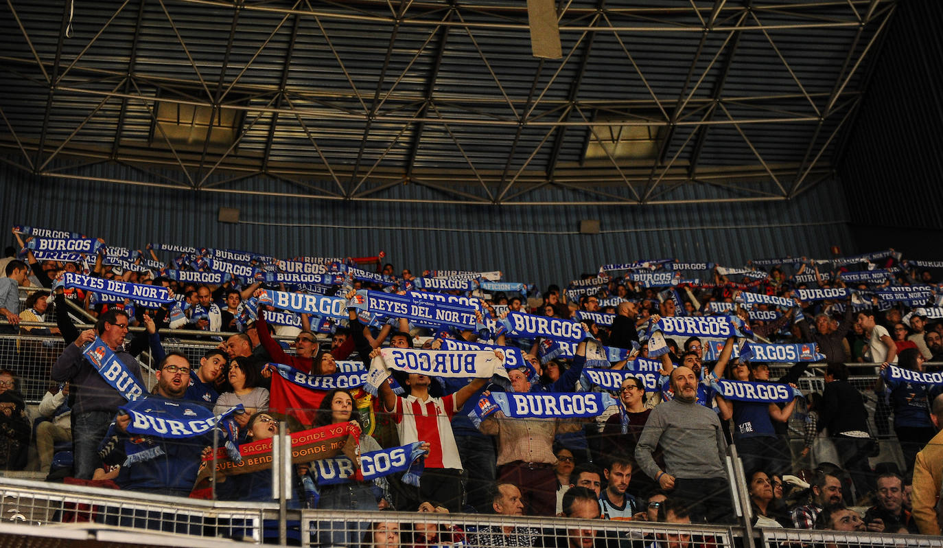 Cientos de burgaleses asaltan el Buesa Arena. 