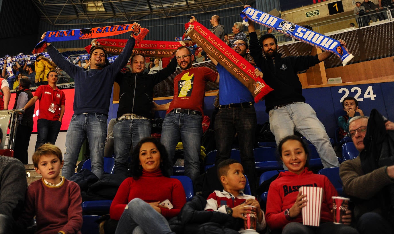 Cientos de burgaleses asaltan el Buesa Arena. 