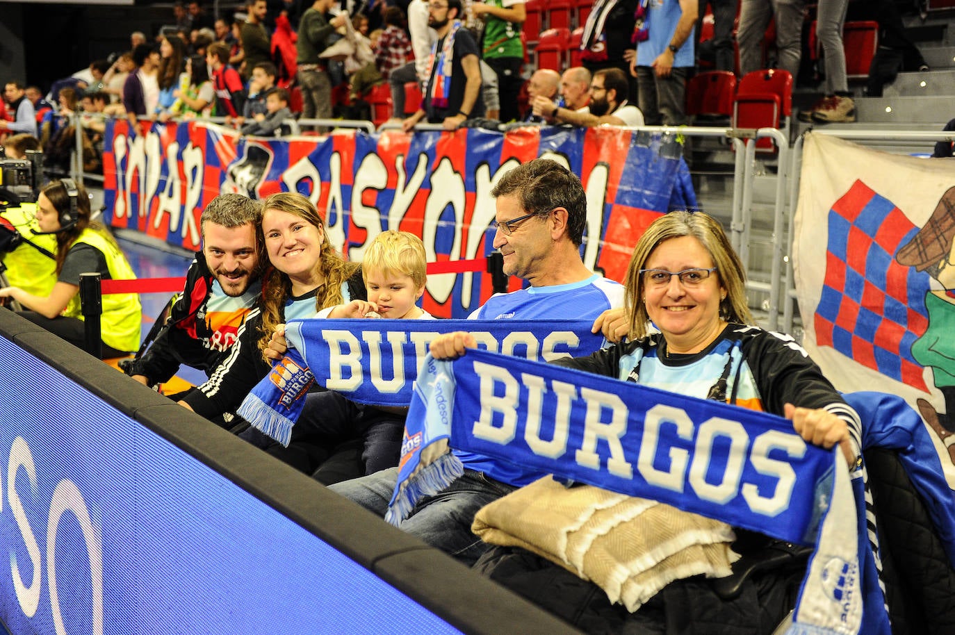 Cientos de burgaleses asaltan el Buesa Arena. 