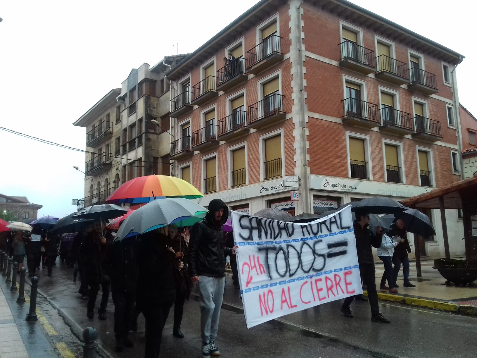 Los vecinos de Quintanar y su comarca protestan por el cierre del centro de salud de la localidad durante el día de Nochebuena. 