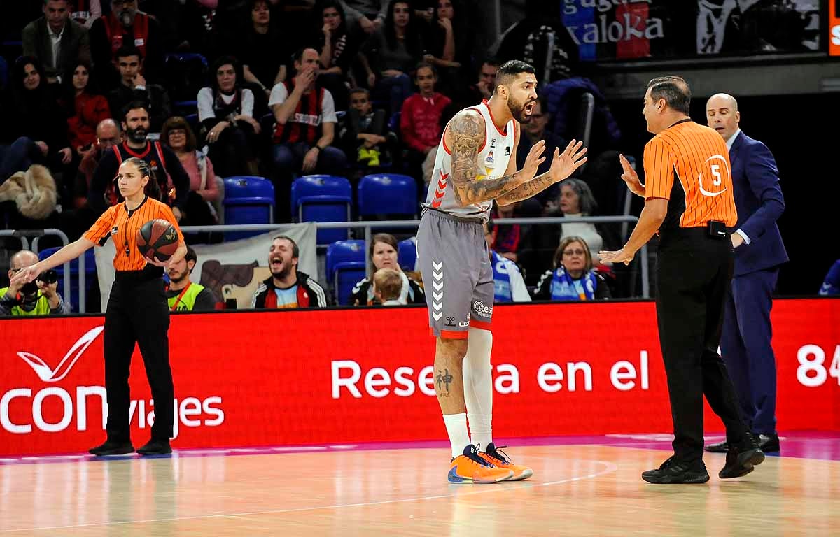 Celebración de los jugadores junto a los burgaleses que se han desplazado hasta Vitoria. 