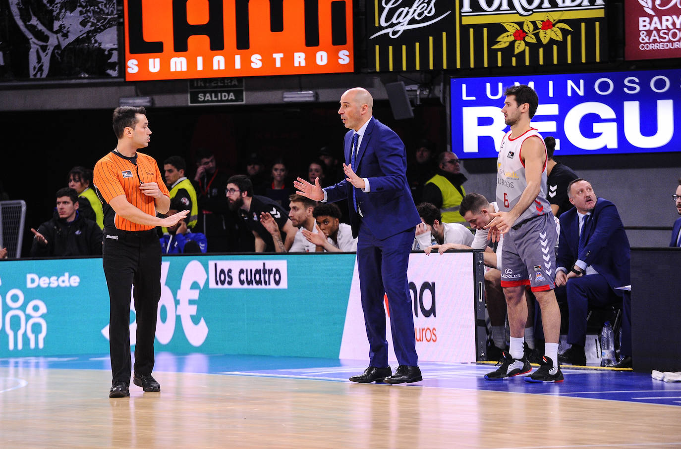 Celebración de los jugadores junto a los burgaleses que se han desplazado hasta Vitoria. 