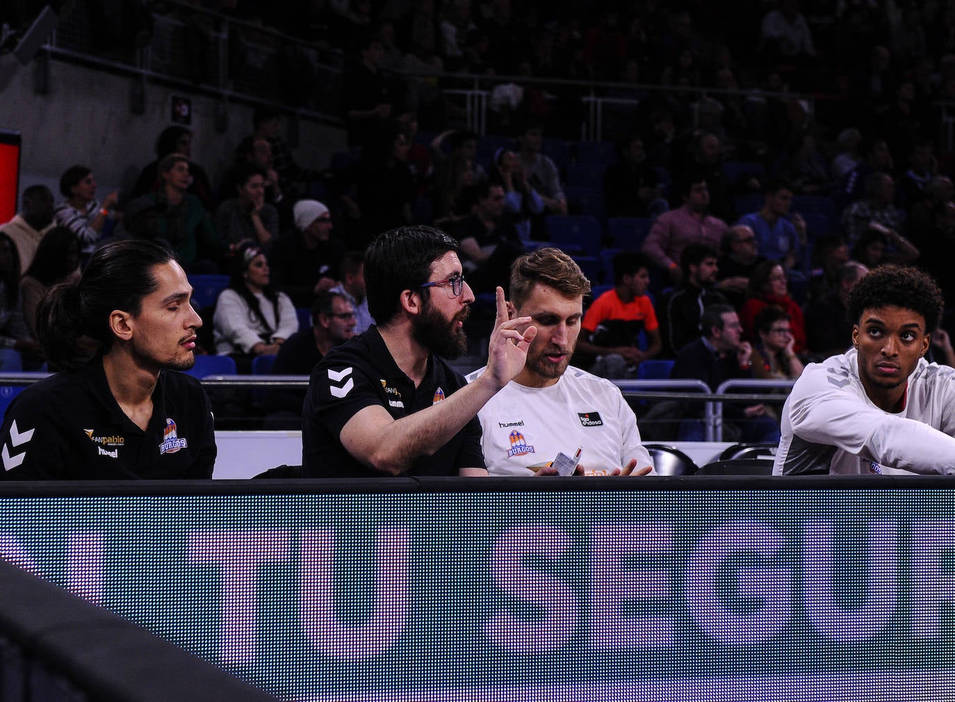 Celebración de los jugadores junto a los burgaleses que se han desplazado hasta Vitoria. 