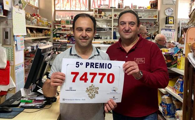 Los propietarios de Alimentación Marina, de la calle Logroño, de la capital abulense, que han repartido un décimo del 74770, quinto premio. .