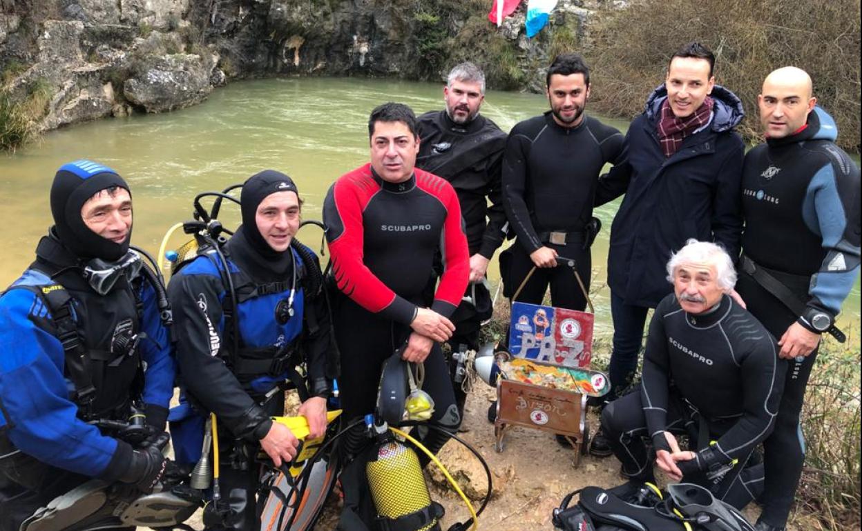 El Club Delfín Burgos realiza un año más con éxito la bajada del Belén al Pozo Azul pese a las adversas condiciones meteorológicas.