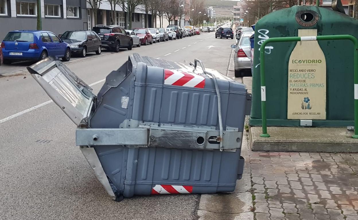 Los contenedores de la capital burgalesa fueron desplazados por las fuertes rachas de viento. 