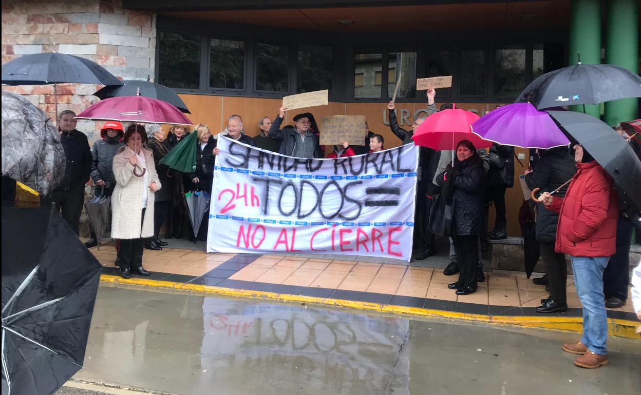 Protesta a las puertas del centro de salud de Quintanar de la Sierra. 