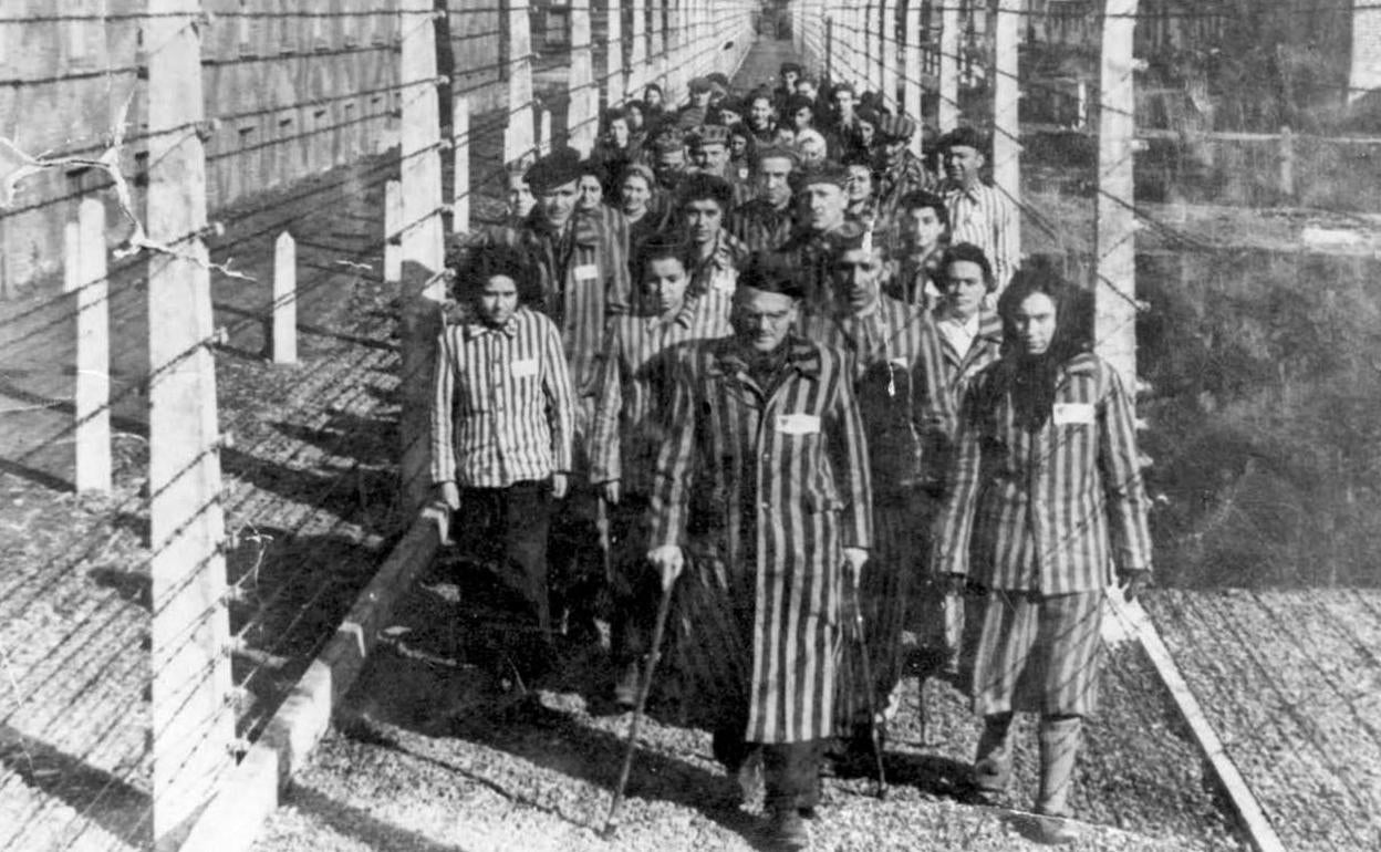 Algunos presos del campo de extermino de Auschwitz en una recreación del día de su liberación, el 27 de enero de 1945. 