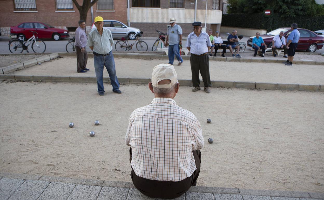 Jubilados jugando a la petanca.