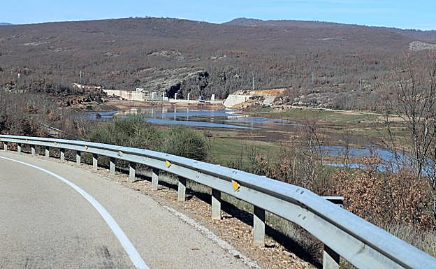 Vista de la presa de cola desde la carretera a Palacios de la Sierra, donde ahora se está trabajando. 