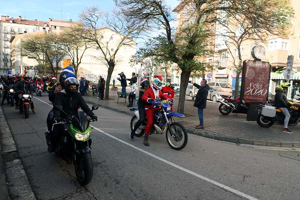 Papá Noel llega en moto