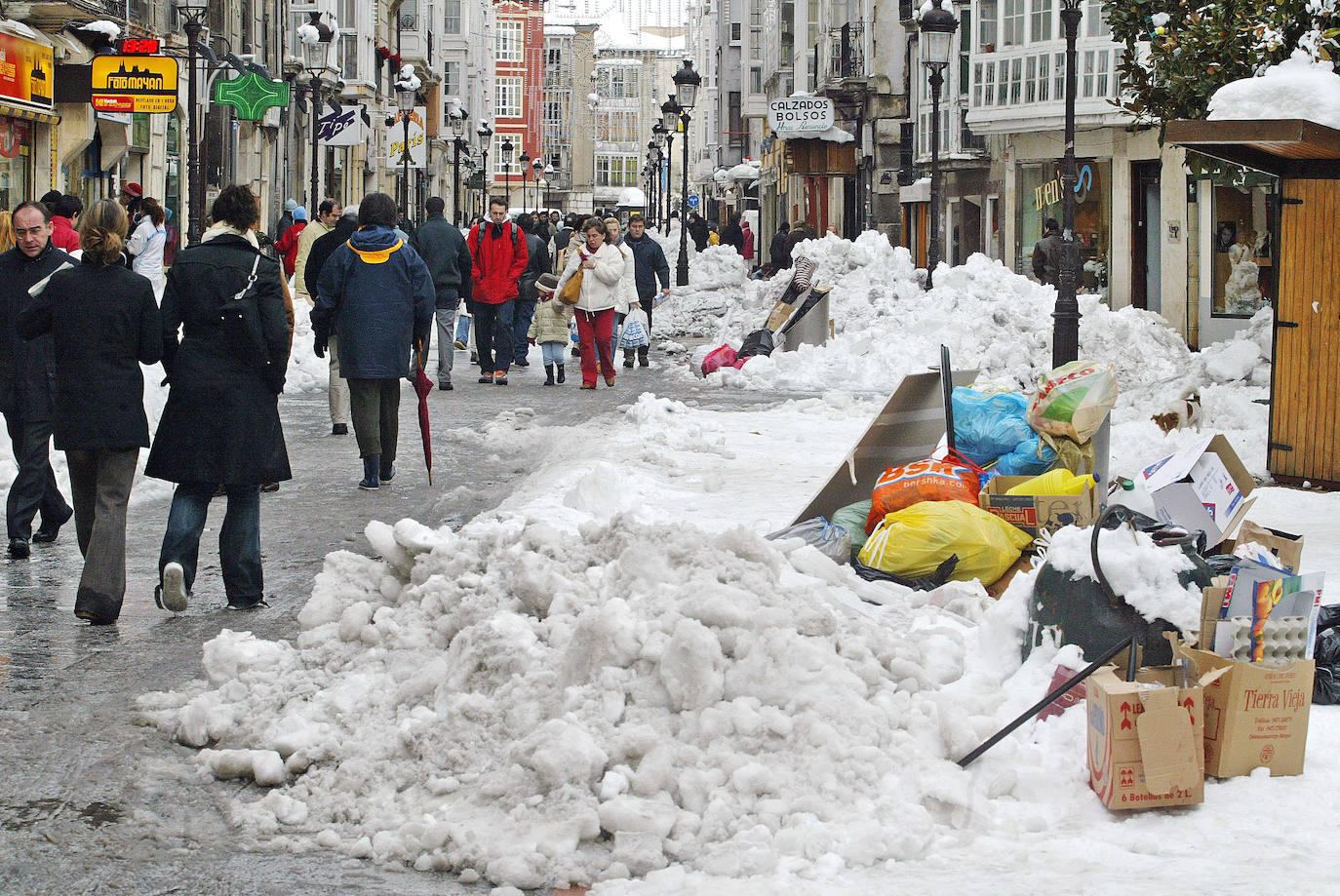 Cualquier vecino con una pala colaboró en facilitar el tránsito de las calles de la ciudad