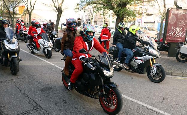 Galería. El traje de Papá Noel ha sido el más visto en la caravana motera