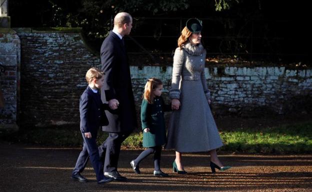 Imagen principal - Arriba, Carlota de Cambridge con sus padres y su hermano. Abajo, distintas imágenes de la princesa. 