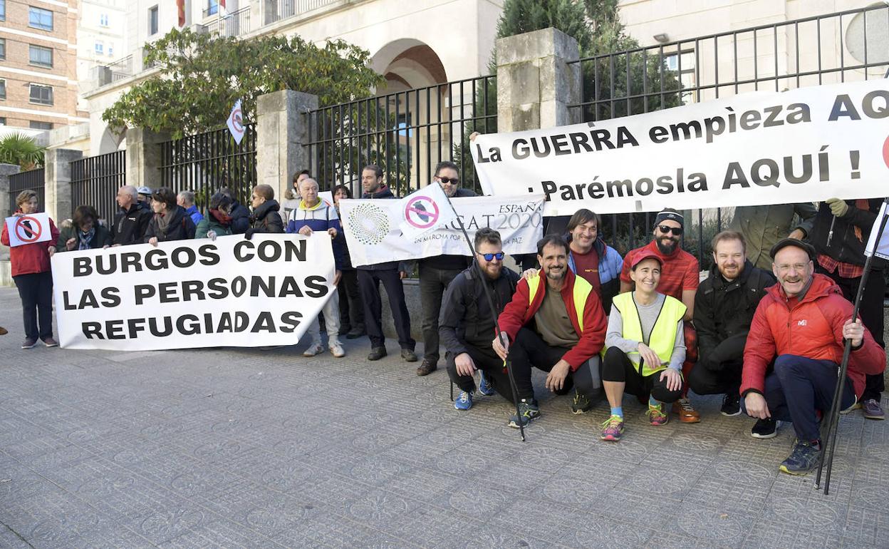 Varias plataformas y organizaciones burgalesas organizan una carrera por relevos hasta la fábrica de armas de Maxam-Expal en Quintanilla Sobresierra (Burgos) para denunciar el tráfico de armas