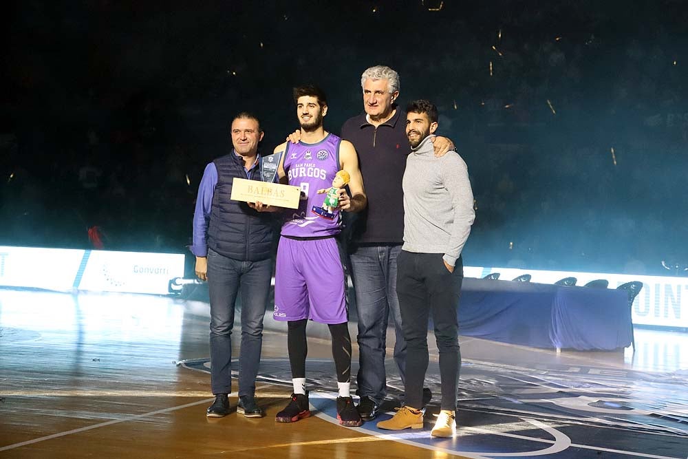 Smith machaca el aro recogiendo el balón sobre una niña subida a los hombros de un jugador