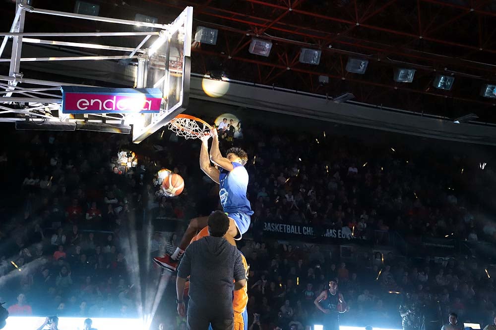 Smith machaca el aro recogiendo el balón sobre una niña subida a los hombros de un jugador