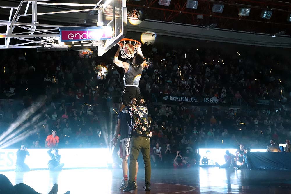 Smith machaca el aro recogiendo el balón sobre una niña subida a los hombros de un jugador